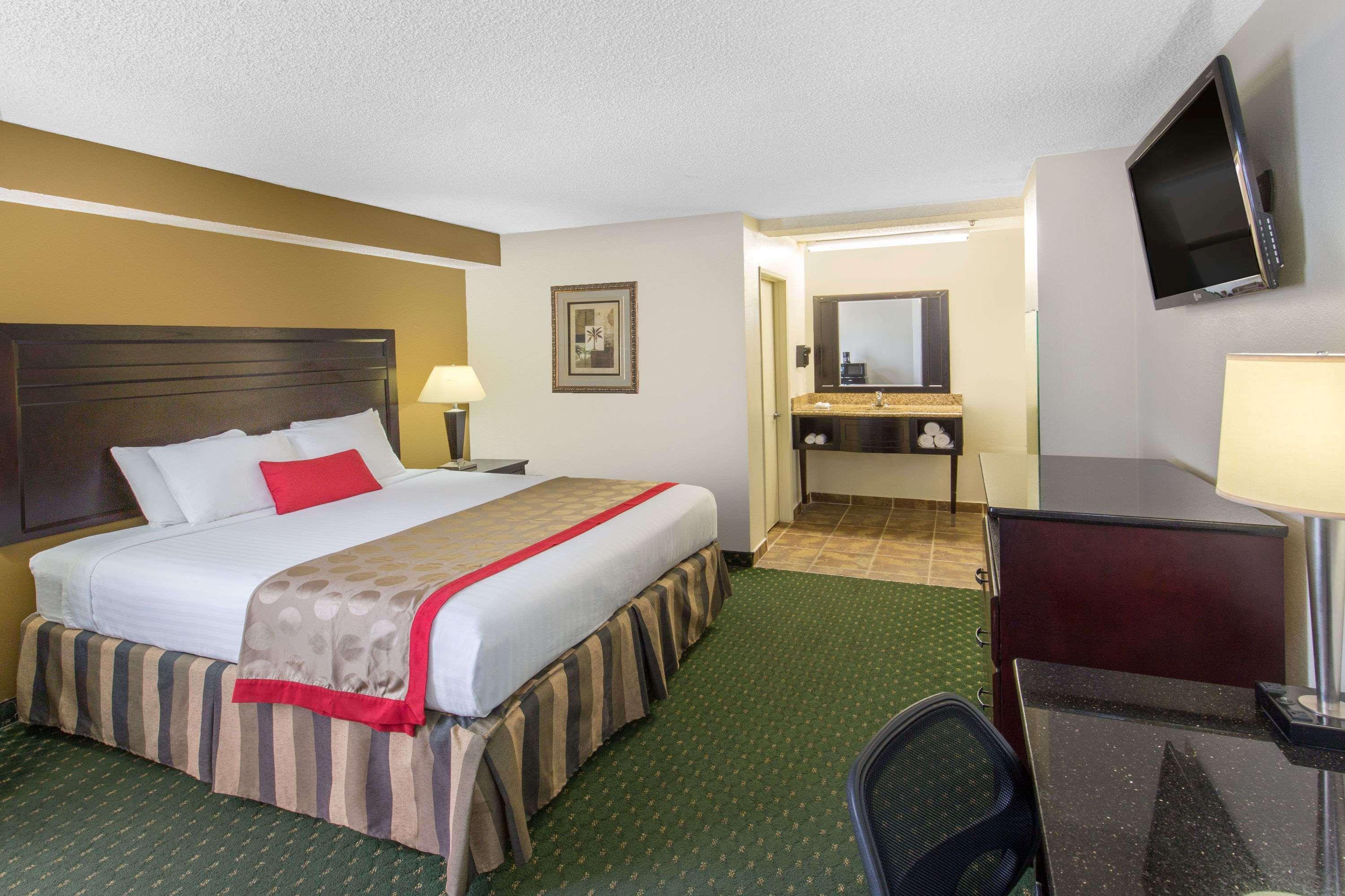 Hotel Ramada By Wyndham Ontario Exterior foto