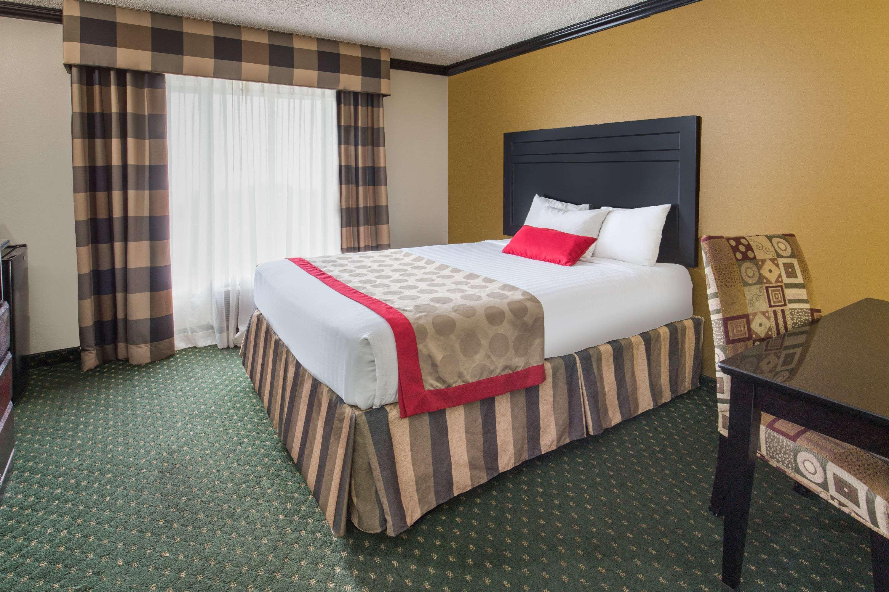 Hotel Ramada By Wyndham Ontario Exterior foto