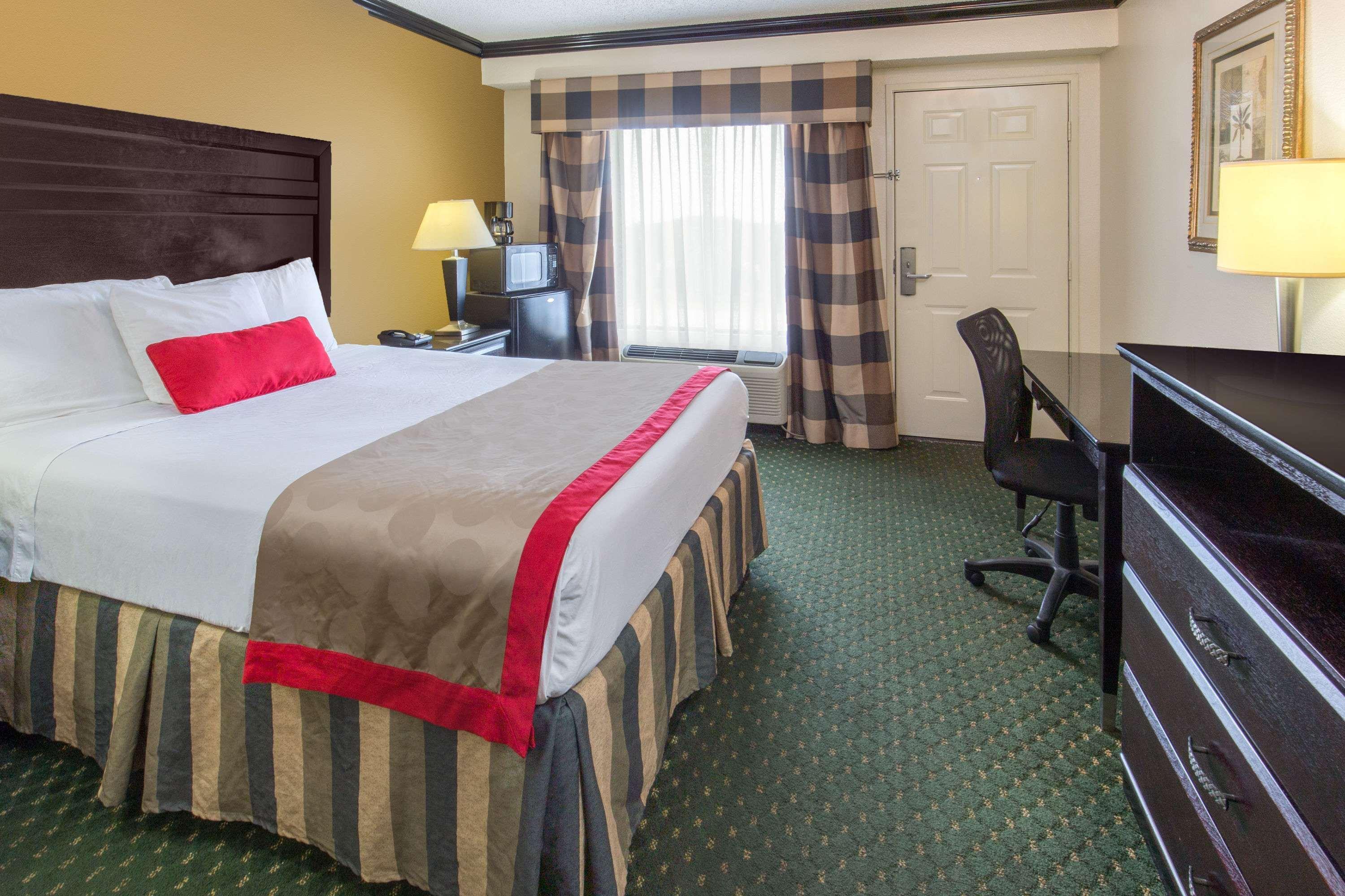 Hotel Ramada By Wyndham Ontario Exterior foto