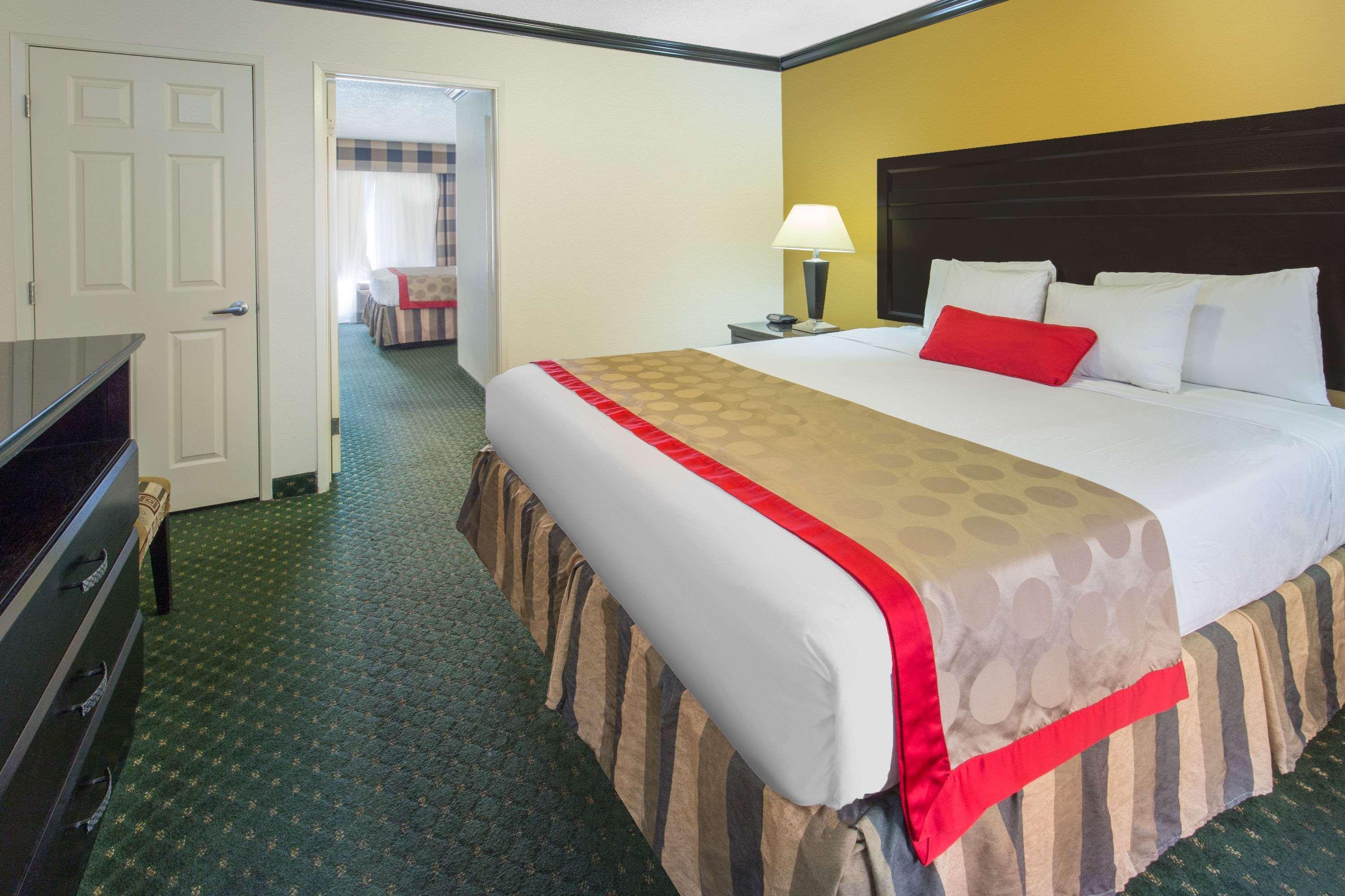 Hotel Ramada By Wyndham Ontario Exterior foto