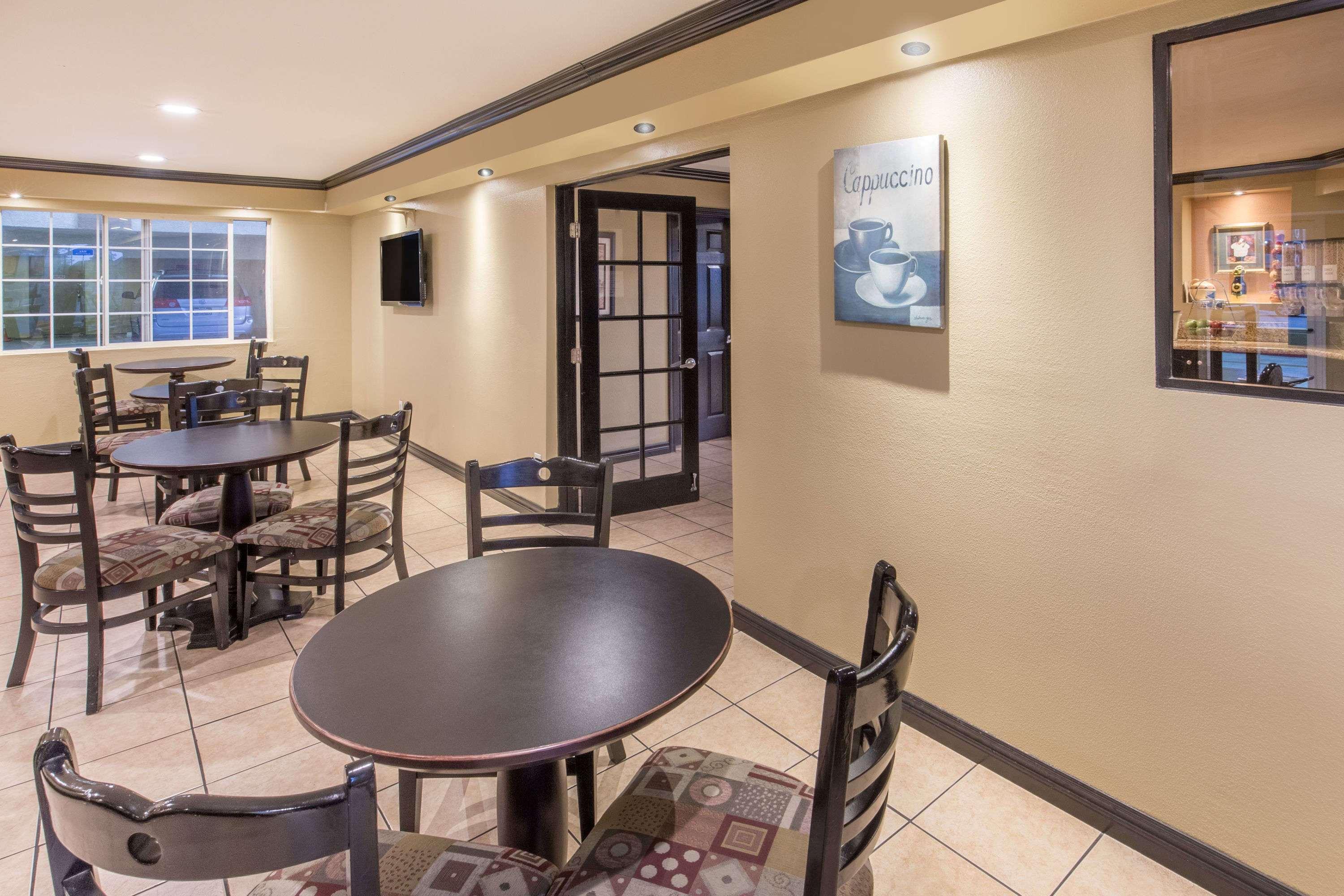 Hotel Ramada By Wyndham Ontario Exterior foto
