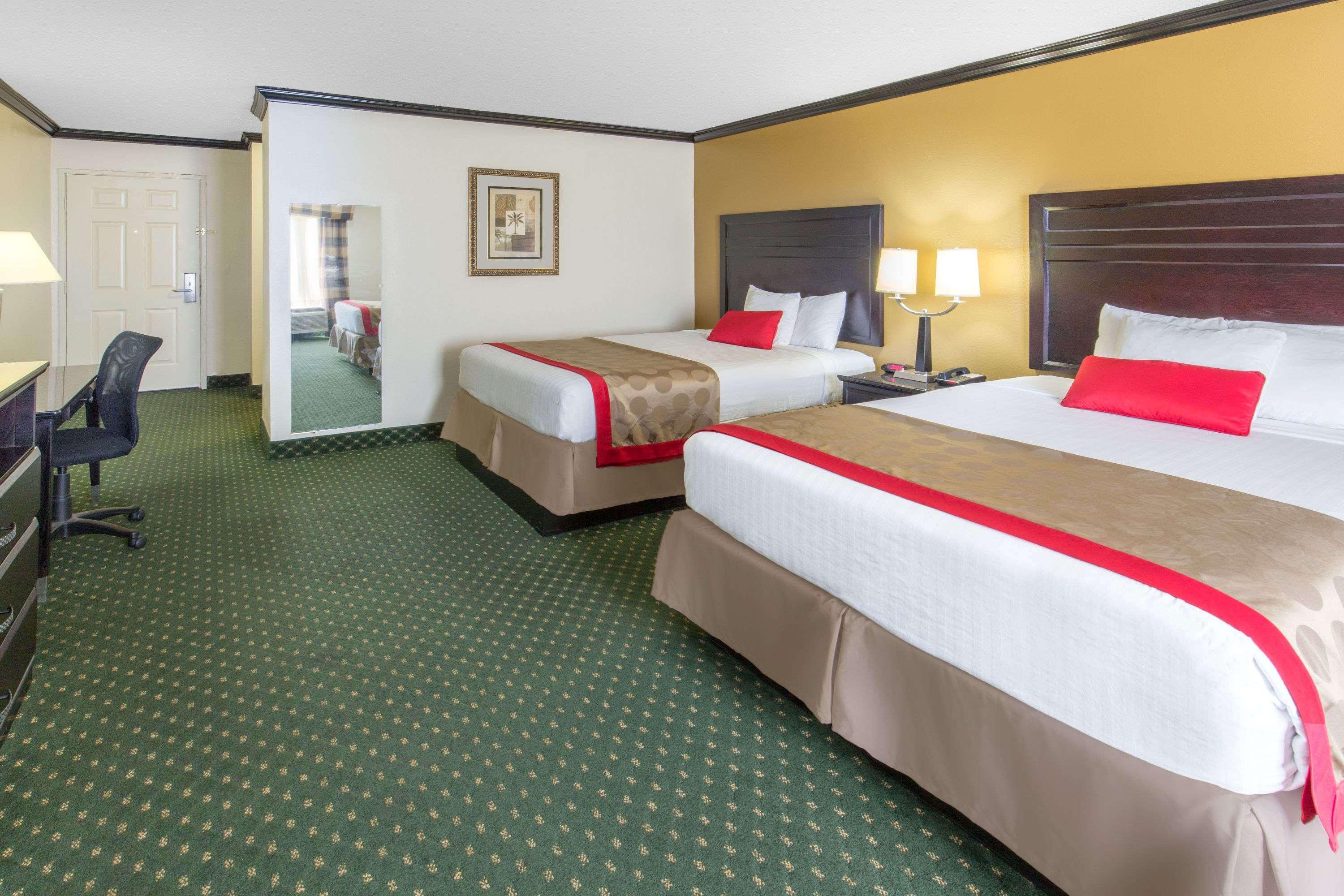 Hotel Ramada By Wyndham Ontario Exterior foto