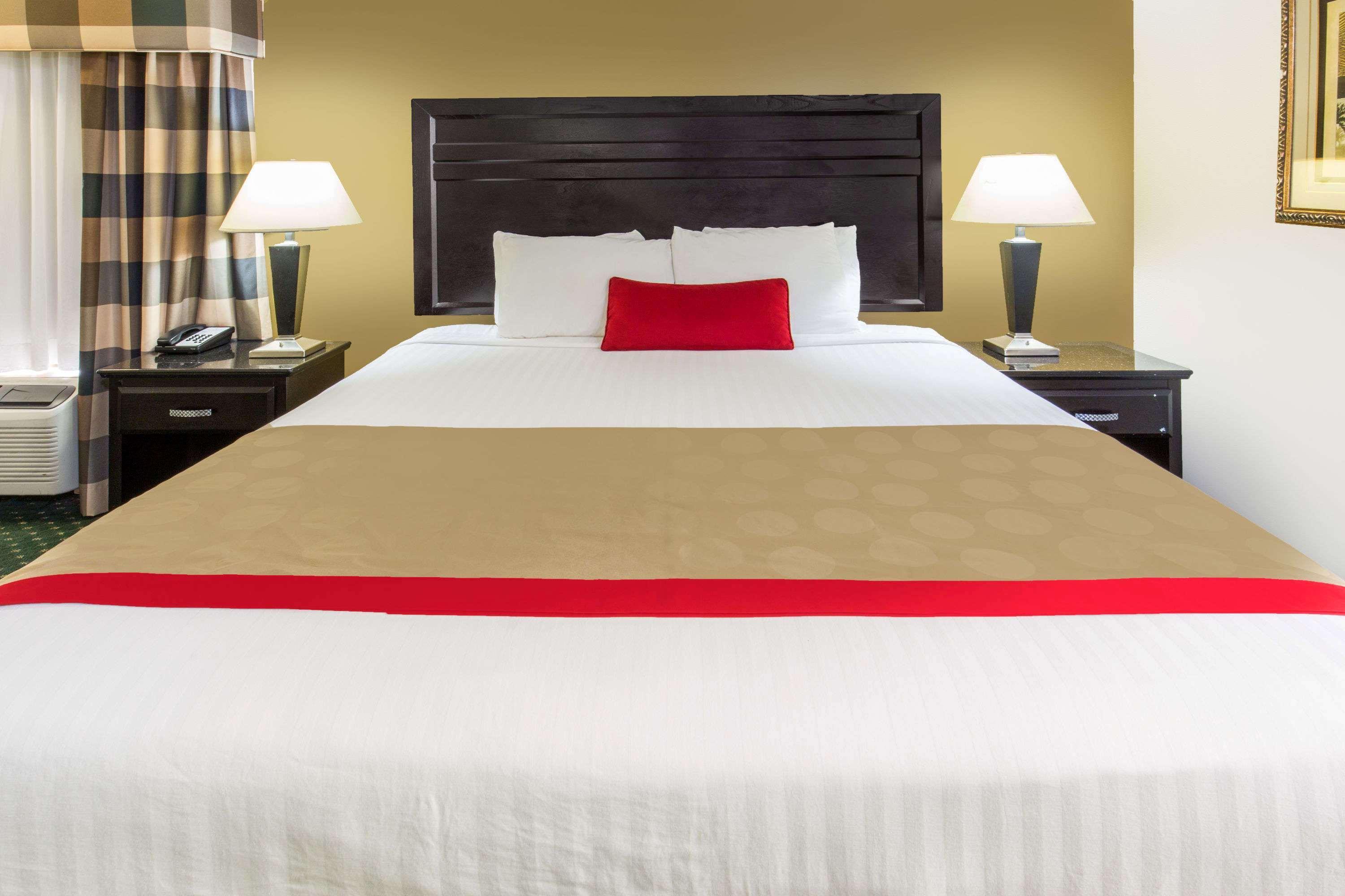 Hotel Ramada By Wyndham Ontario Exterior foto